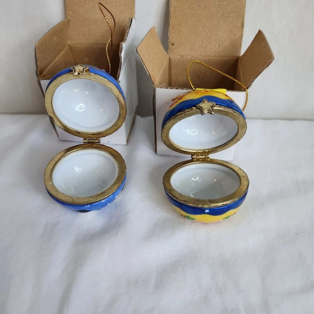 Vintage Ornament Duo Hinged Porcelin Boxes - Blue and Yellow. Flag/Snowman - Picture 5 of 6